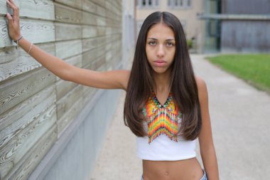 Geleneksel renkli elbiseli Amerikan yerlisi bir kız. 