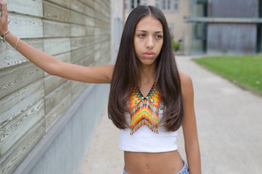 Geleneksel renkli elbiseli Amerikan yerlisi bir kız. 