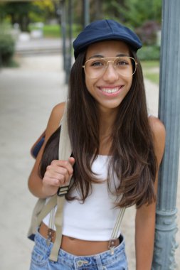 Şapkalı, genç, güzel Latin bir bayan.