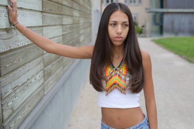 Geleneksel renkli elbiseli Amerikan yerlisi bir kız. 