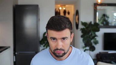 Boynuzları büyüyen adam, yaklaş.