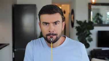 Kırmızı kart gösteren ve hakem düdüğü kullanan bir adam. 