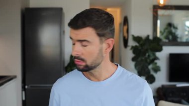 Boynuzları büyüyen adam, yaklaş.