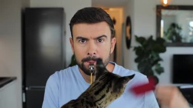 Adam kedisine kırmızı kart gösteriyor. 