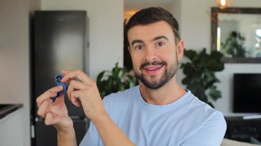 Güzel bir adam el döngü makinesiyle oynuyor.