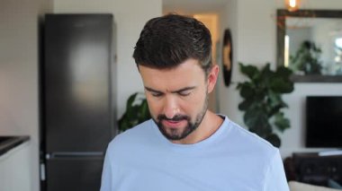 Stresli adam gürültüyü durdurmak için kulak tıkacı kullanıyor. 