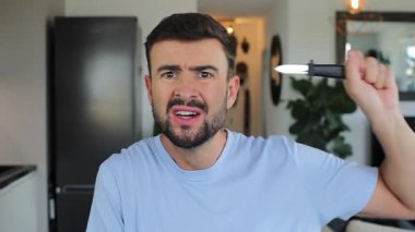 Cadılar Bayramı 'nda komik plastik bıçakla oynayan komedyen. 