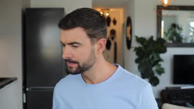 Gururlu yakışıklı adam, üzerinde gökkuşağı bayrağı olan bir bardaktan içiyor.