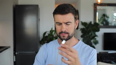 Kırmızı kart gösteren ve hakem düdüğü kullanan bir adam. 