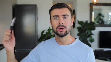 Cadılar Bayramı 'nda komik plastik bıçakla oynayan komedyen. 