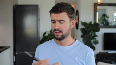 Cadılar Bayramı 'nda komik plastik bıçakla oynayan komedyen.