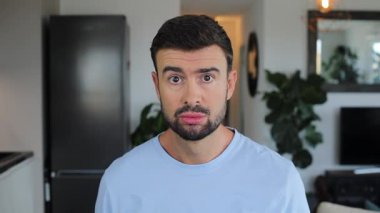 Boynuzları büyüyen adam, yaklaş.