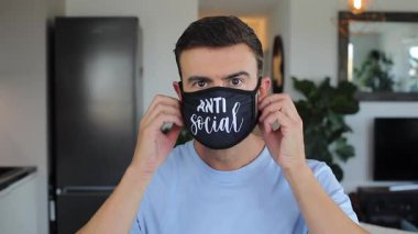 Yüz maskesi takan genç adam