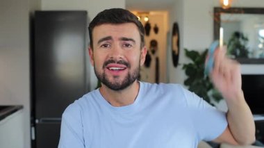 İçinde astım spreyi olan bir adamın portresi.