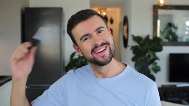 Cadılar Bayramı 'nda komik plastik bıçakla oynayan komedyen. 