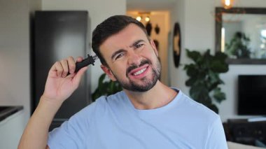 Cadılar Bayramı 'nda komik plastik bıçakla oynayan komedyen. 