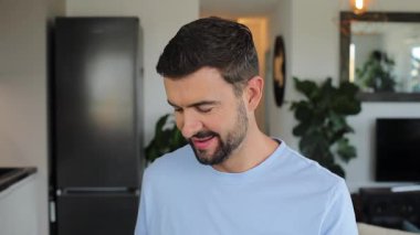 Evde sakallı bir gencin portresi.