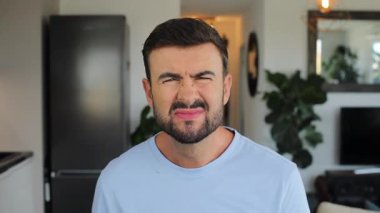 Genç adam içeride kendini ifade ediyor..