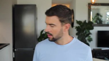 Mutfakta kameraya bakan yakışıklı bir adam..