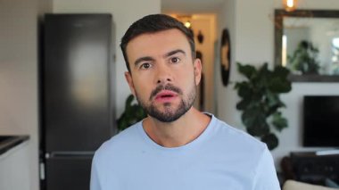 Gülümseyen genç adamın portresi, yakın çekim.