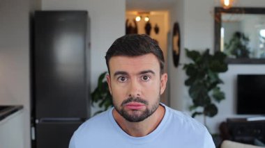 Boynuzları büyüyen adam, yaklaş.