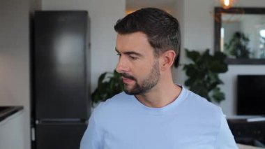 Mutfaktaki yakışıklı genç adamın portresi.