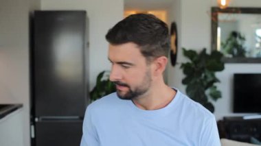 Bıyıklı yakışıklı bir gencin portresi. 