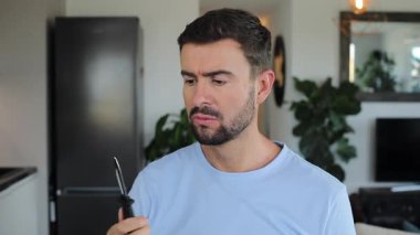 Cadılar Bayramı 'nda komik plastik bıçakla oynayan komedyen. 