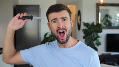 Cadılar Bayramı 'nda komik plastik bıçakla oynayan komedyen. 