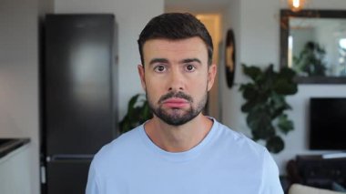 Boynuzları büyüyen adam, yaklaş.