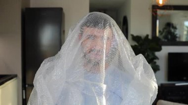 Komedyen kırılganlığını korumak için baloncuk yastık ambalajı kullanıyor.