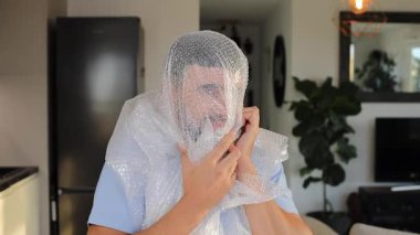 Komedyen kırılganlığını korumak için baloncuk yastık ambalajı kullanıyor.