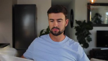 Komedyen kırılganlığını korumak için baloncuk yastık ambalajı kullanıyor.