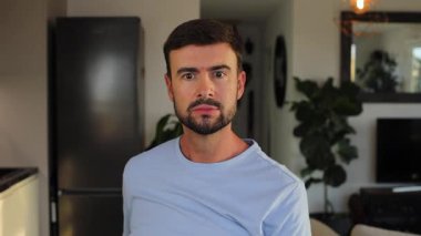 Komedyen kırılganlığını korumak için baloncuk yastık ambalajı kullanıyor.