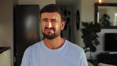 Mandallı adam burun deliklerini tıkıyor.