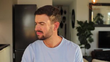 Vampir gibi davranan komik adam.