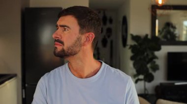 Mandallı adam burun deliklerini tıkıyor.