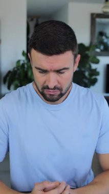 Evde el kol hareketi yapan yakışıklı bir adamın portresi.