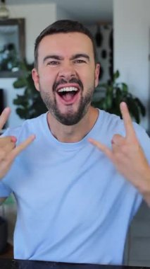 Evde el kol hareketi yapan yakışıklı bir adamın portresi.