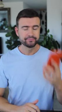 Kapalı alanda cep telefonuyla konuşan adam.