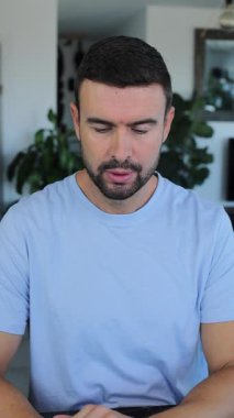 Ruhani adam evde dua ediyor.