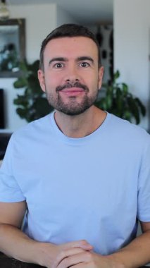 Evde el kol hareketi yapan yakışıklı bir adamın portresi.