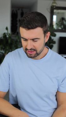 Evde el kol hareketi yapan yakışıklı bir adamın portresi.