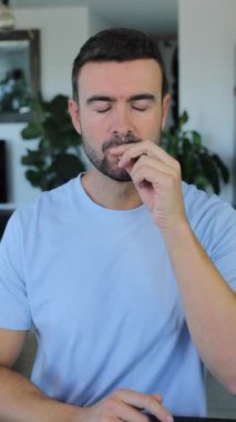 Evde el kol hareketi yapan yakışıklı bir adamın portresi.