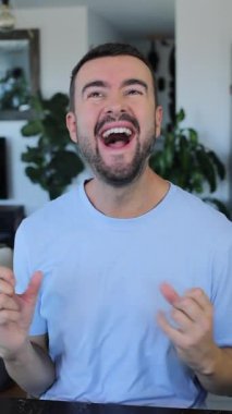 Evde el kol hareketi yapan yakışıklı bir adamın portresi.