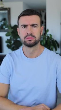 İçerde mavi gömlek giyen yakışıklı adam..