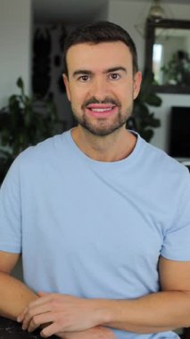 İçerde mavi gömlek giyen yakışıklı adam..