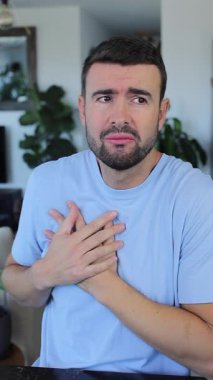 İçerde mavi gömlek giyen yakışıklı adam..