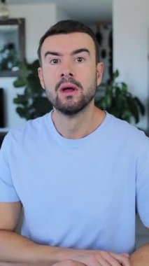 İçerde mavi gömlek giyen yakışıklı adam..