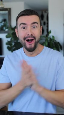 İçerde mavi gömlek giyen yakışıklı adam..